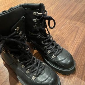 L’intervalle black leather combat boots.